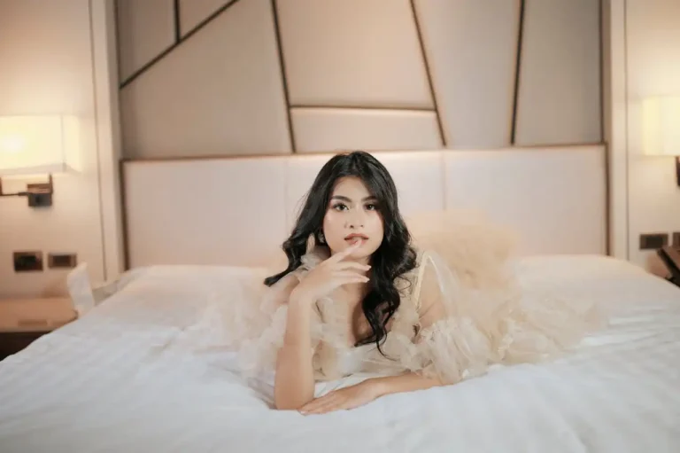 Silk vs. Satin Pillowcases – Which is Better for Hair?